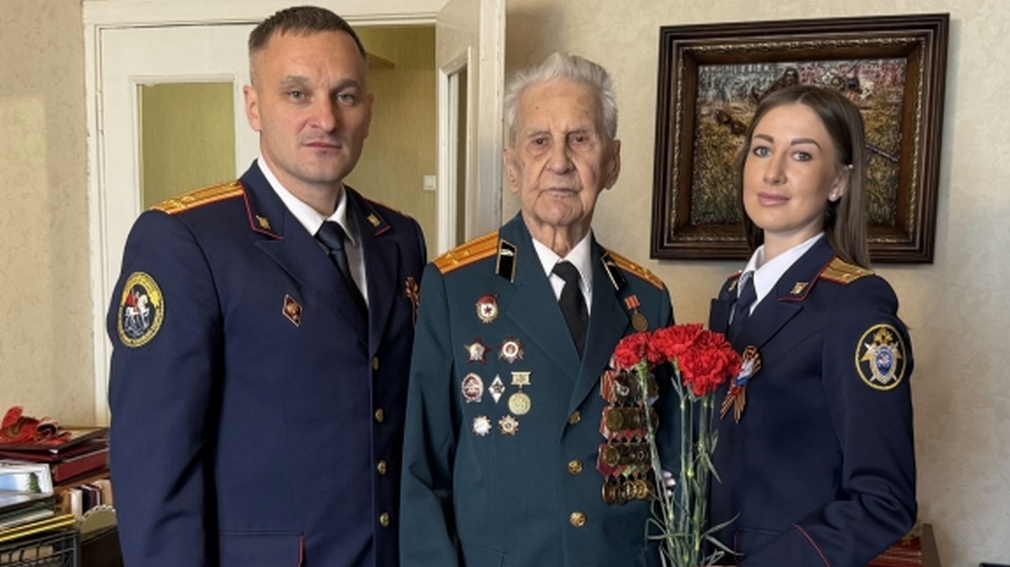 Ветерана Великой Отечественной войны Бориса Шапошникова поздравили брянские следователи