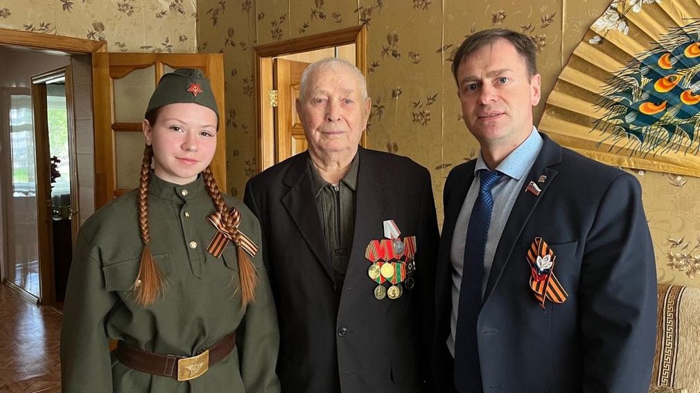 Брянских ветеранов поздравляли на дому
