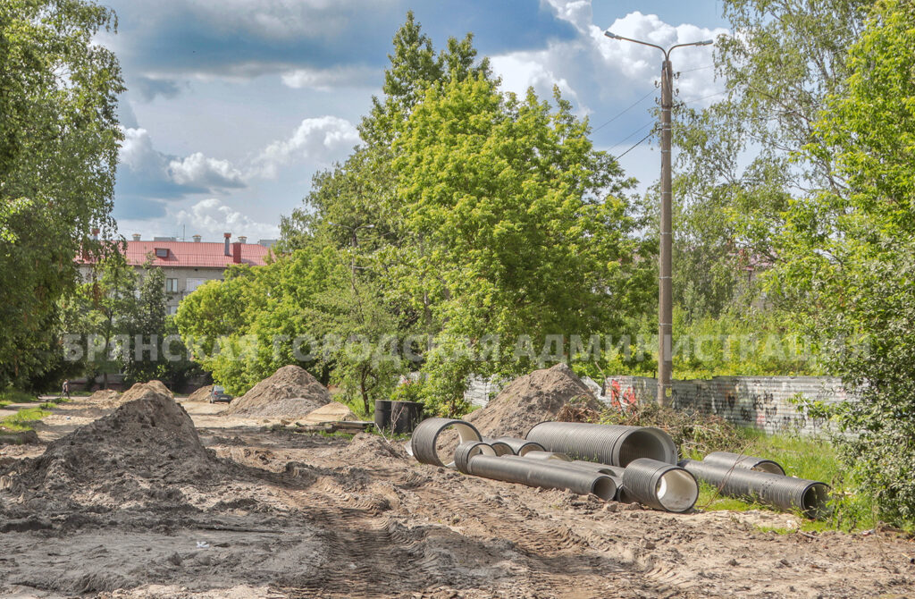 В брянской Бежице продолжается капремонт улицы Комсомольской