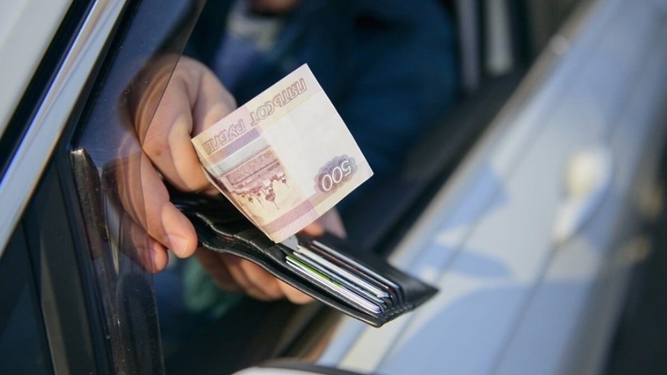 Москвич за 70 тысяч рублей пытался подкупить брянского автоинспектора