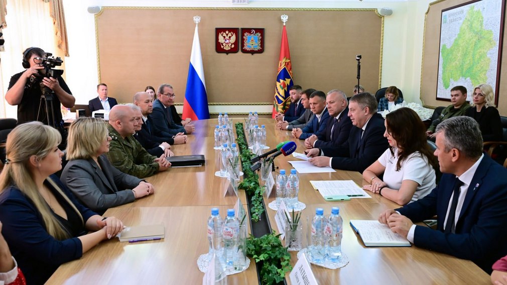 Александр Богомаз встретился с волонтерами и военными медиками