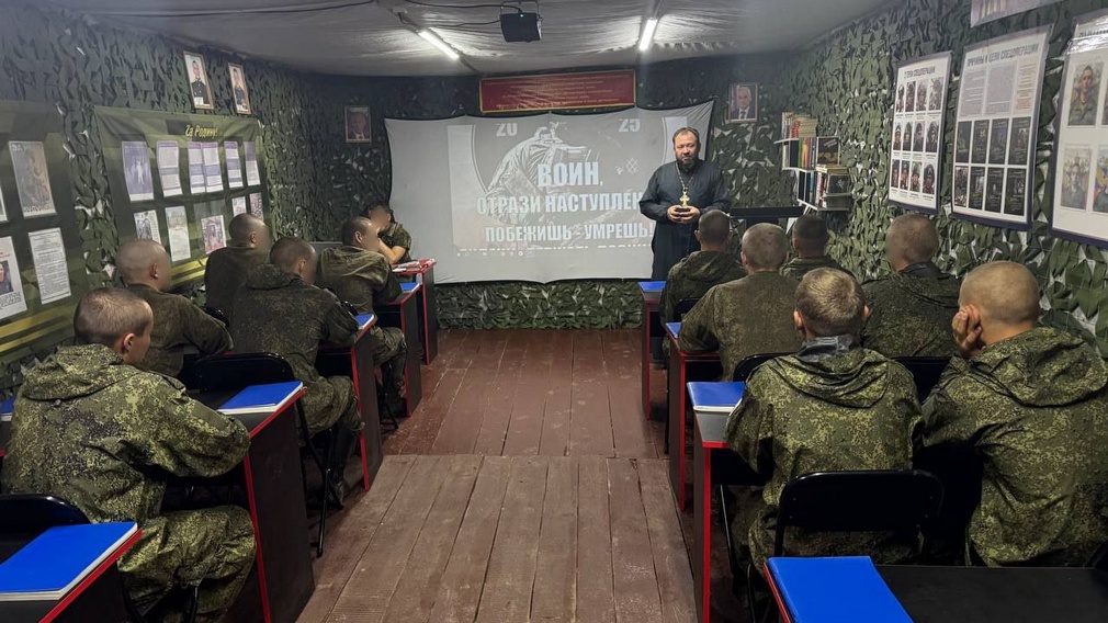 Благочинный Погарского округа Алексий Гуторов побывал в гостях у военнослужащих