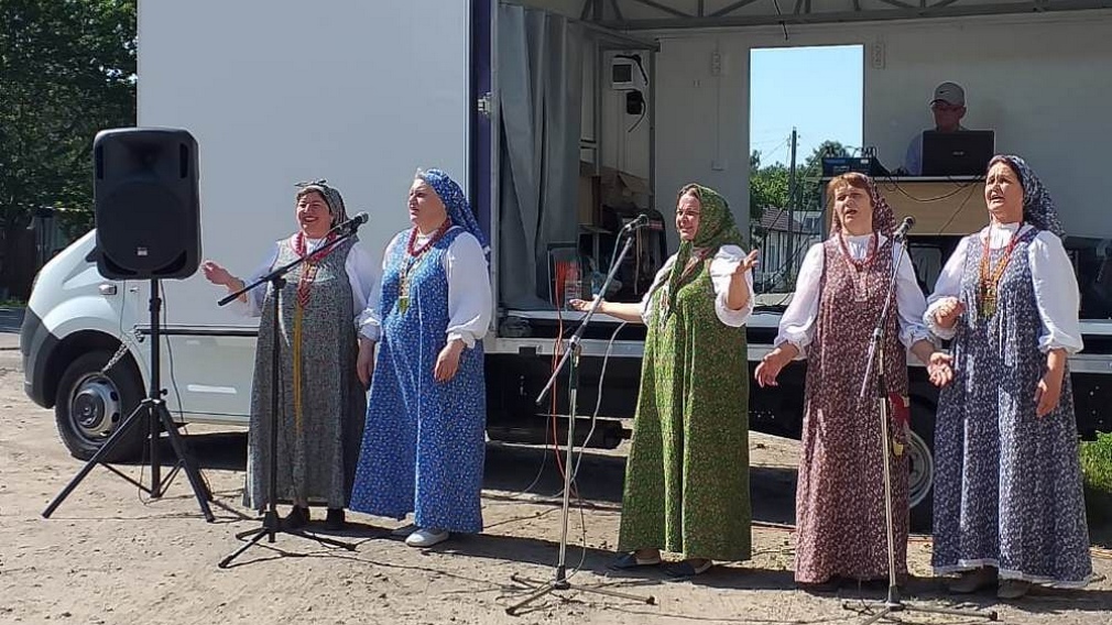 В Погарском районе автоклуб радует сельчан концертными программами