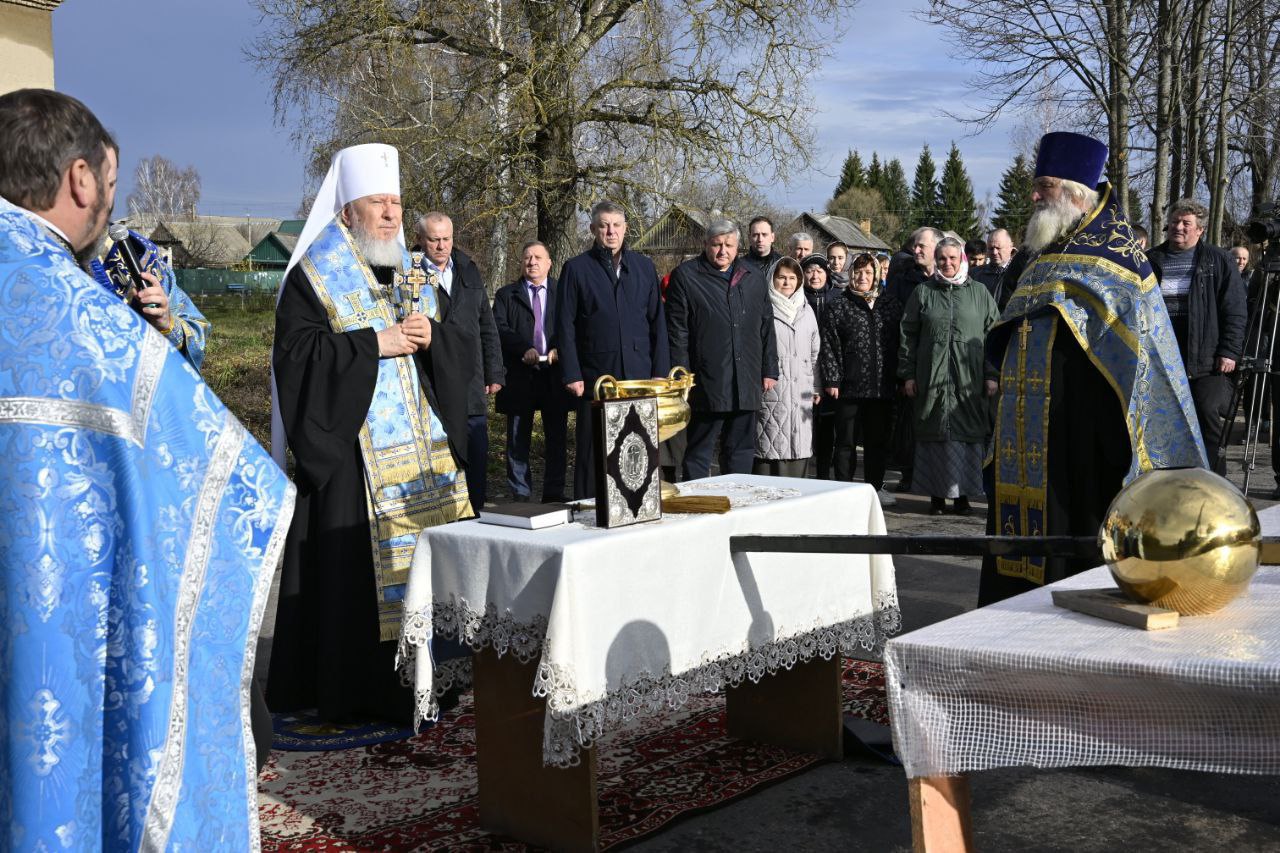 В Брянске освящены купола и крест храма в честь Покрова Пресвятой Богородицы