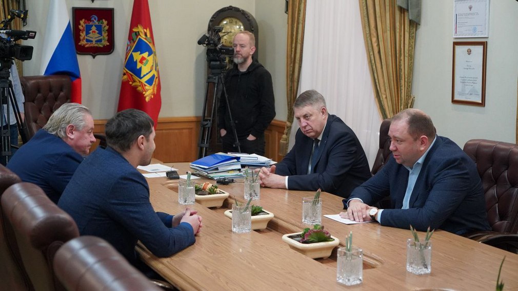 Встречу с главным тренером ФК «Динамо-Брянск» провел брянский губернатор Александр Богомаз