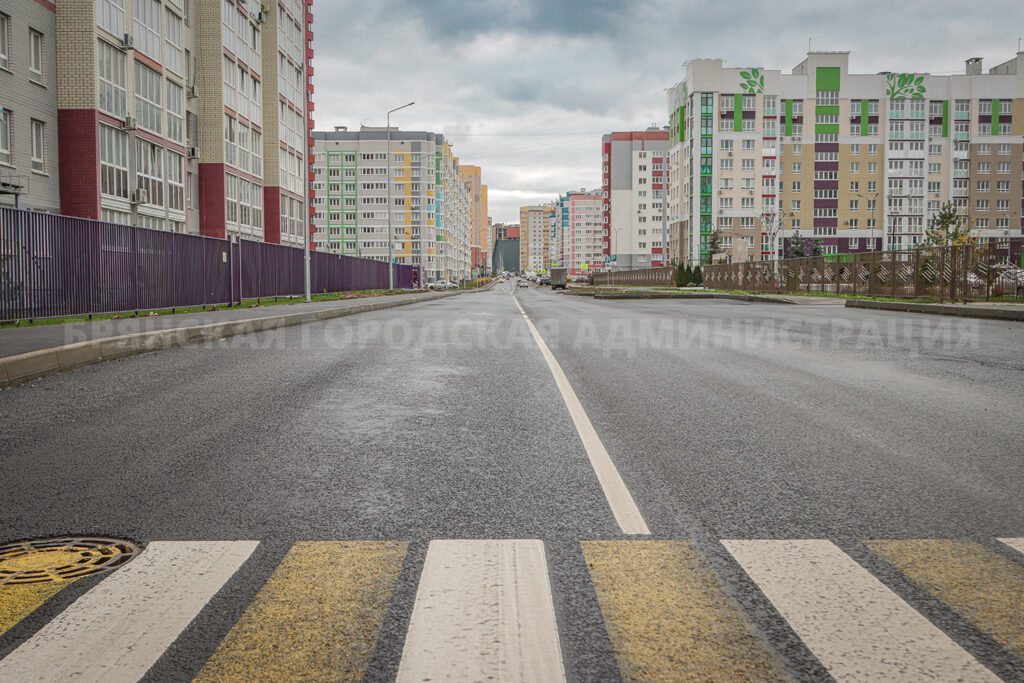 Новый асфальт и ливневая канализация  появились после ремонта на улице Строкина в Брянске