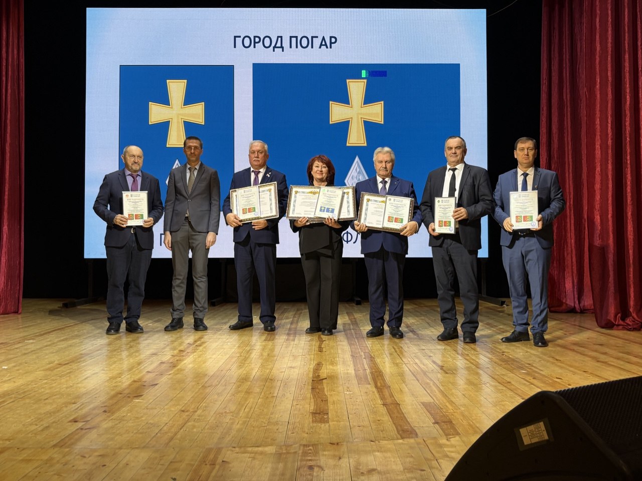 Официальные символы  Погарского района и Погара утверждены