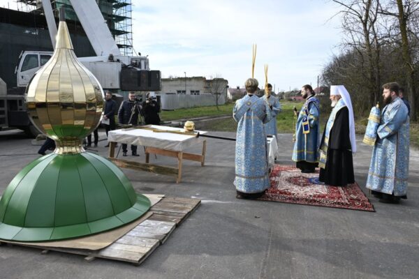 В Брянской области освятили купол и крест храма в честь Покрова Пресвятой Богородицы