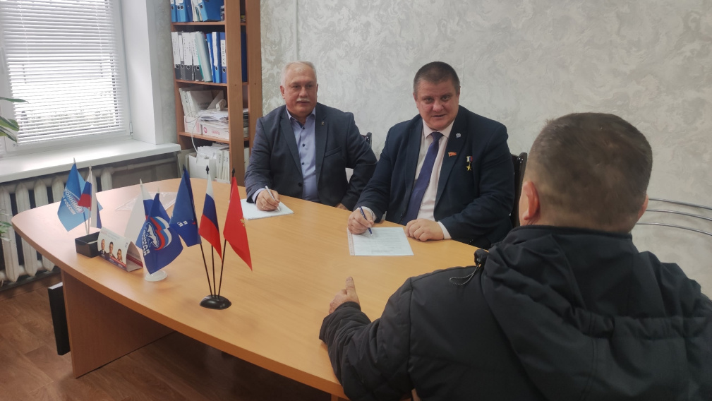 В Погаре провел прием жителей района депутат областной Думы, Герой России Александр Постоялко