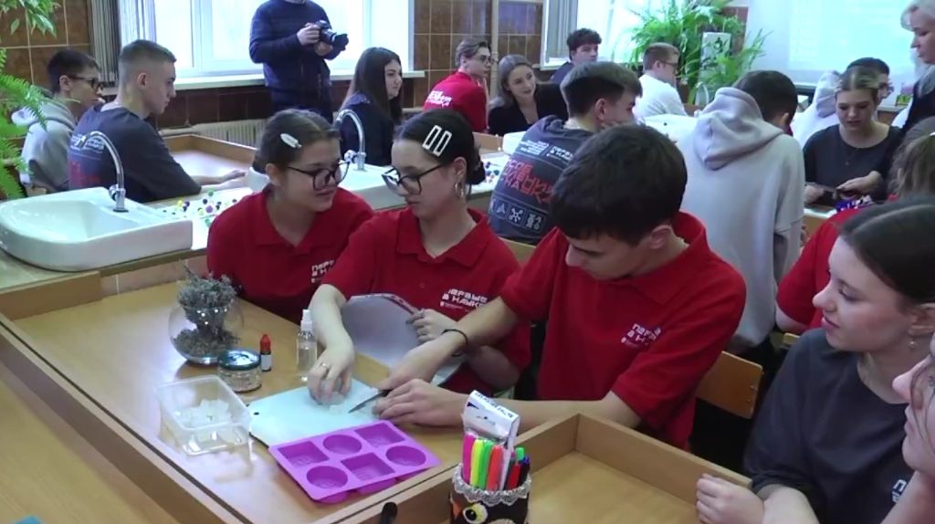 В Брянской области стартовал проект «Наука Первых» с экспериментами и роботами