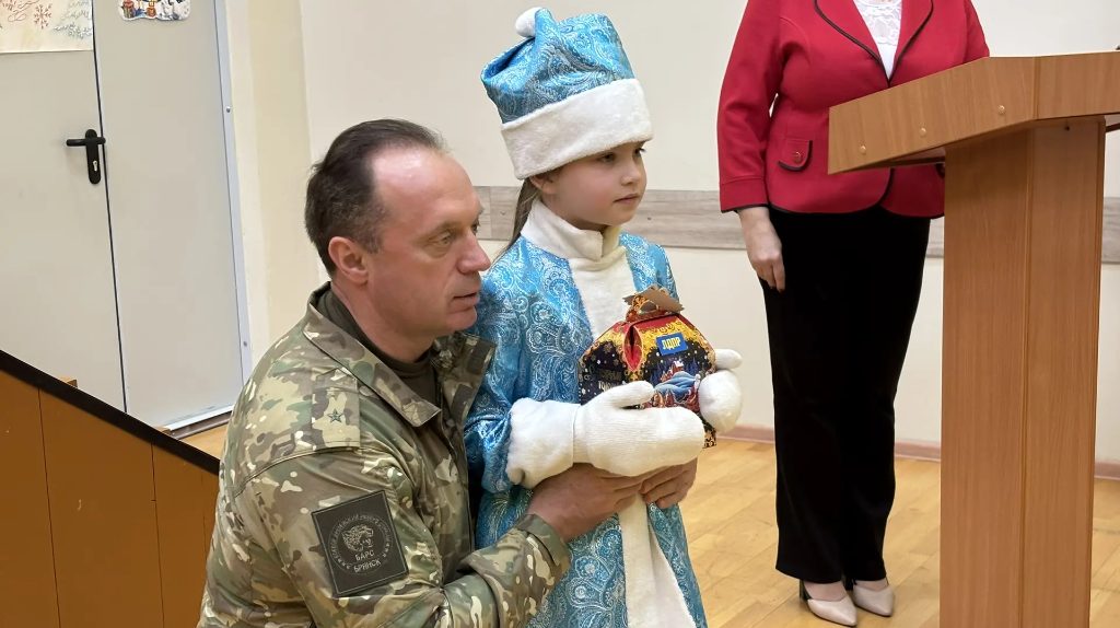 Антошин поздравил 1500 школьников Бежицкого района с Новым годом