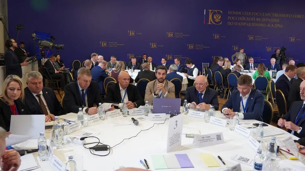 Губернатор Александр Богомаз принял участие в заседании комиссии Госсовета