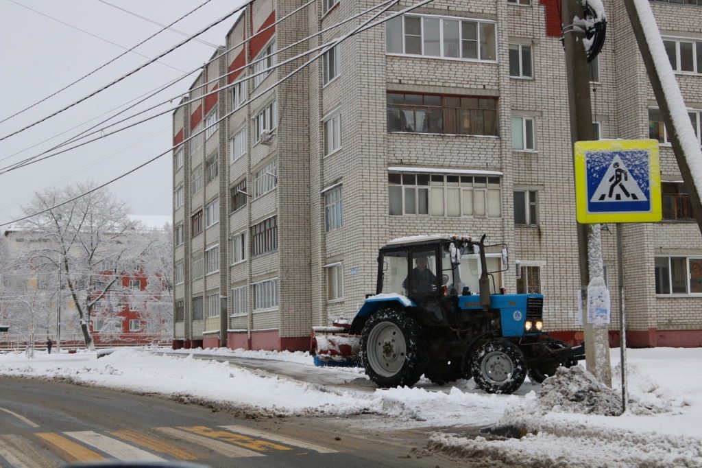 Брянск убирают после первого снегопада