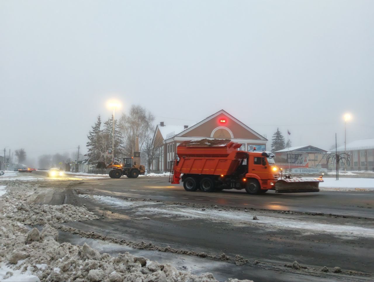 В Погарском районе ликвидируют последствия снегопада