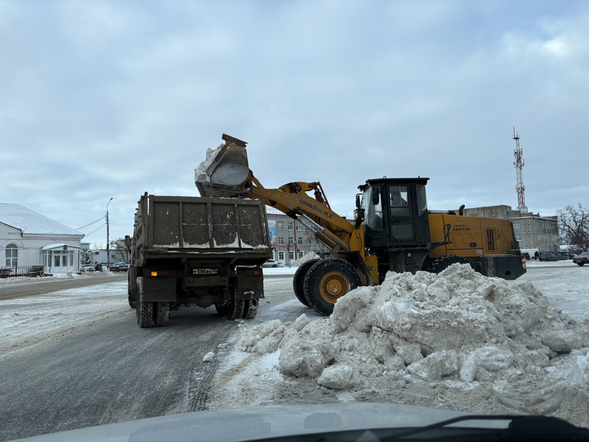 В Погарском районе все дороги и дворы расчищены от снега.
