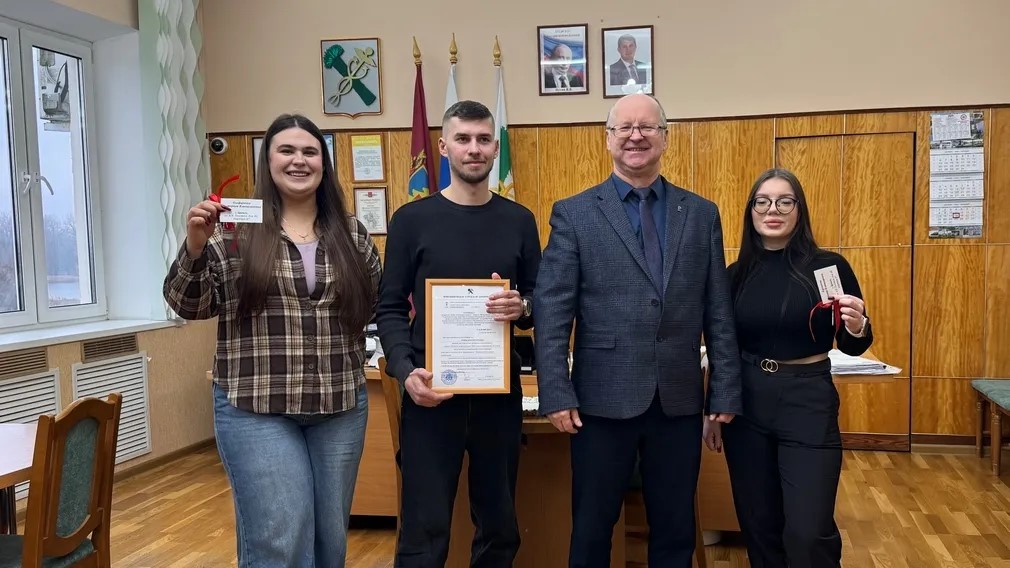 Сертификат и ключи от нового жилья вручили в Новозыбкове детям-сиротам