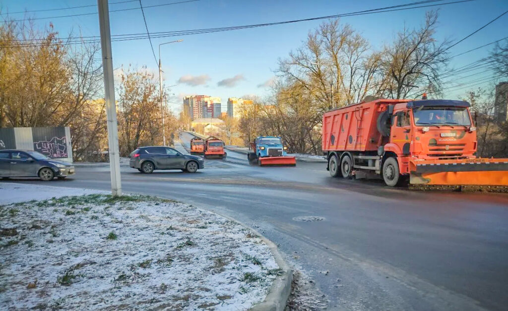Брянские дорожники борются с гололедом