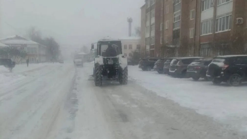 В районах Брянской области борются с последствиями снегопада