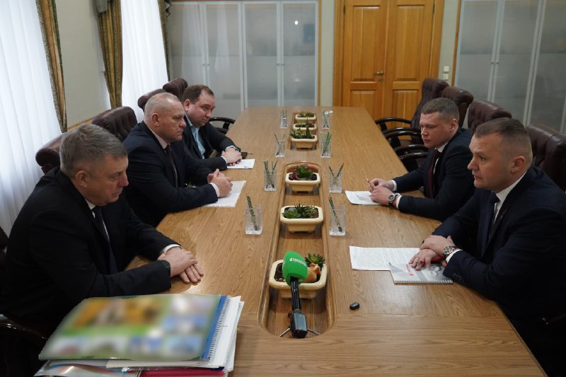 Губернатор Брянщины провел рабочую встречу с руководством «Гомсельмаш» и «Брянсксельмаш»