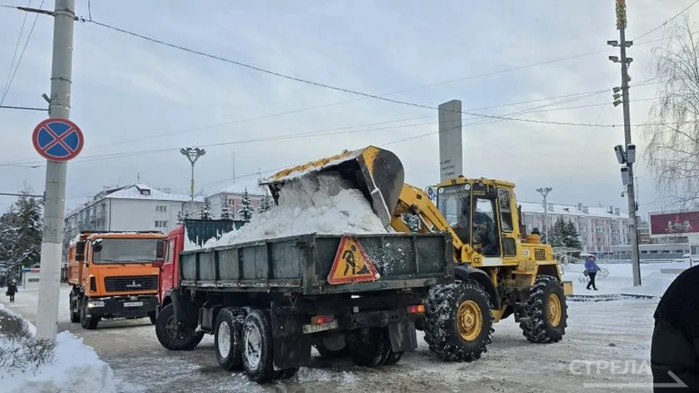 В Брянске продолжается уборка снега