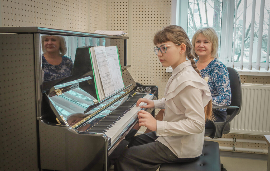 В пристройке к школе искусств №10 впервые зазвучало пианино