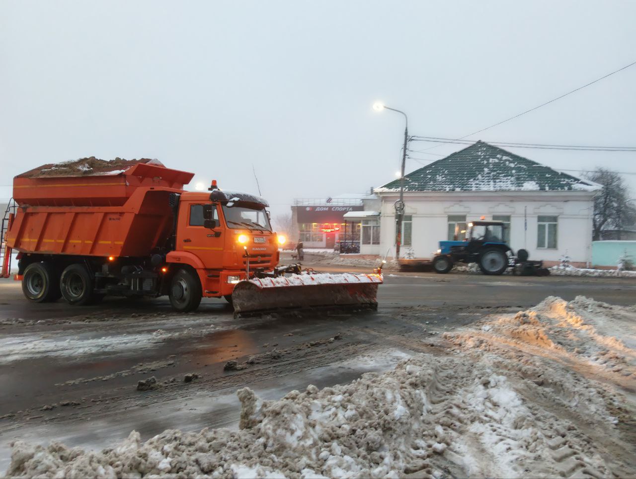 В  Погарском районе активно расчищают дороги от снега