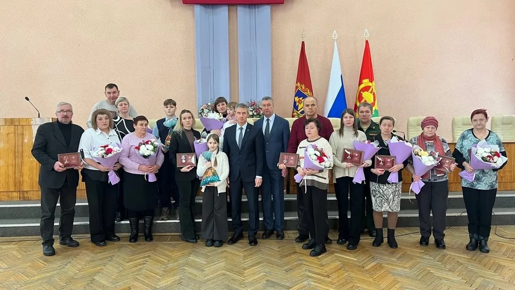 Госнаграды семьям погибших воинов СВО передали в Клинцах