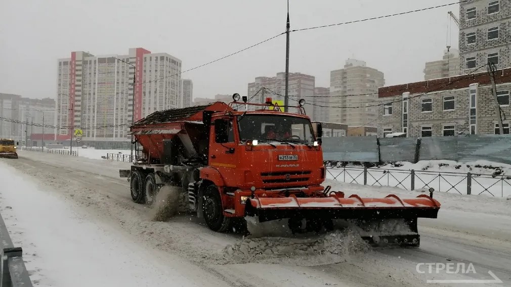 В Брянской области продолжают очистку и обработку автодорог