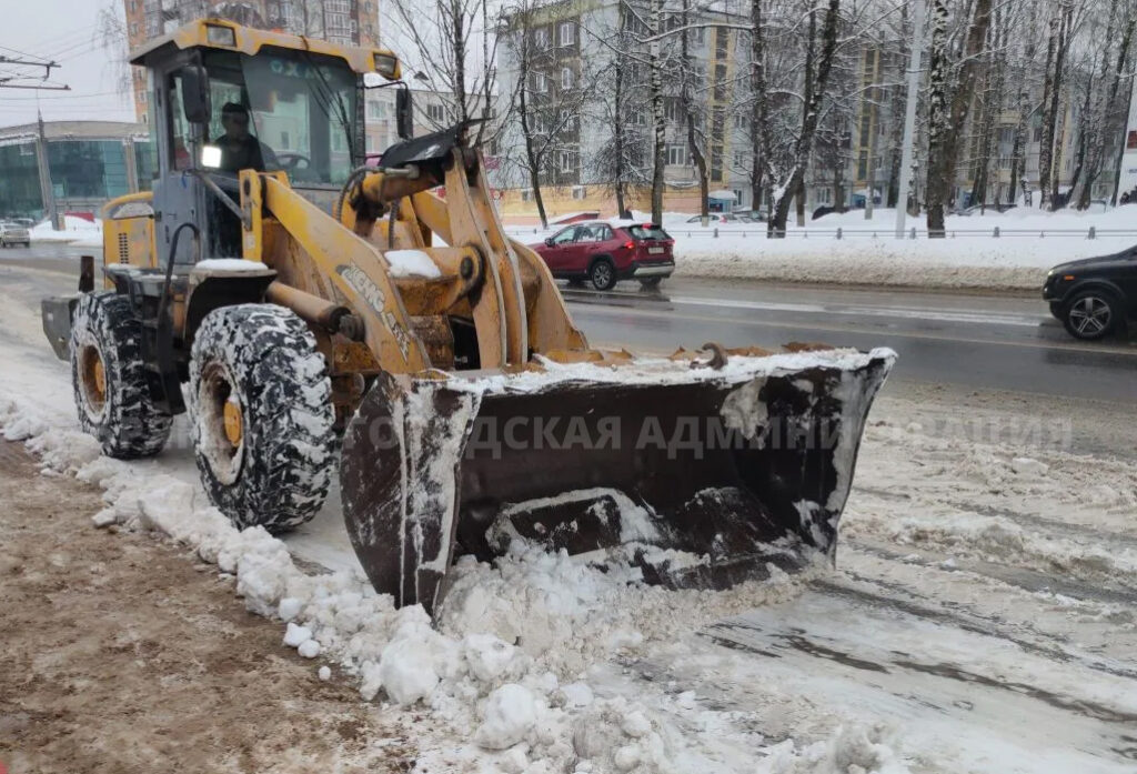 75 спецмашин убирают снег с брянских улиц
