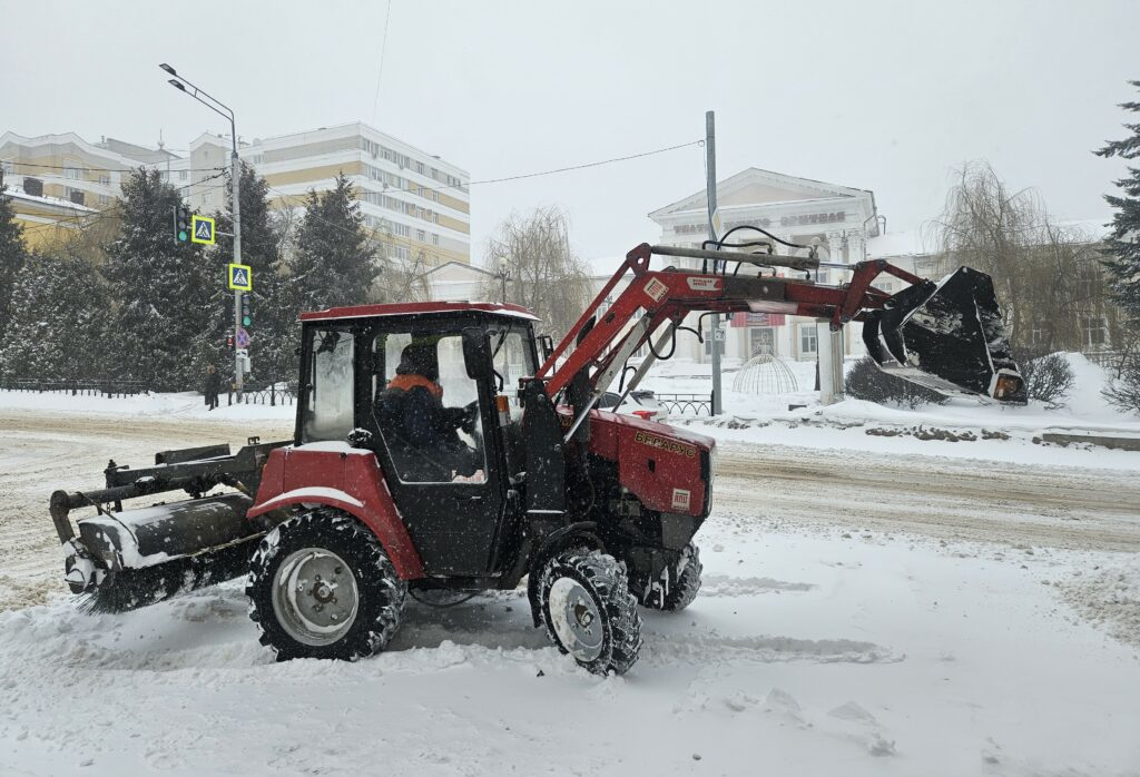 За ночь техника привела в порядок центральные дороги