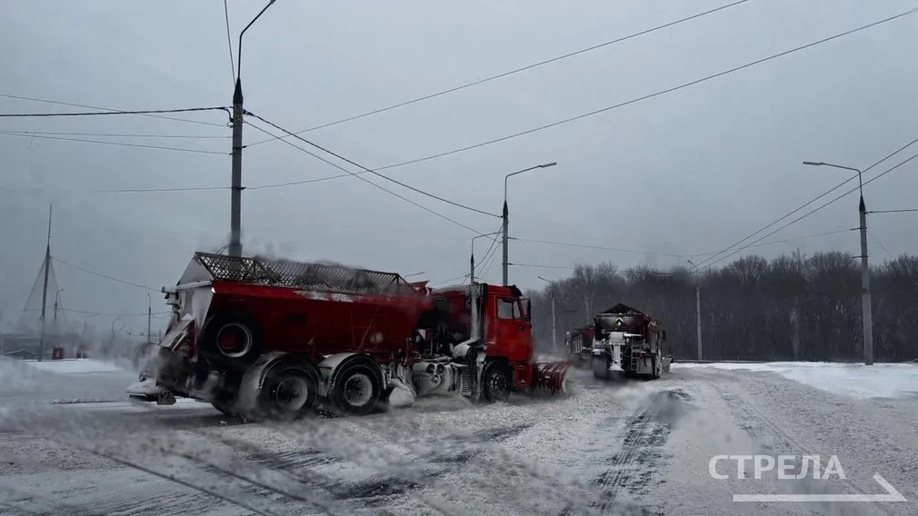 В Брянске и районах области на дорогах активно работает спецтехника