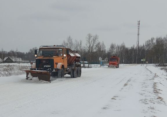Продолжается обработка покрытия автодорог Брянской области песко-соляной смесью