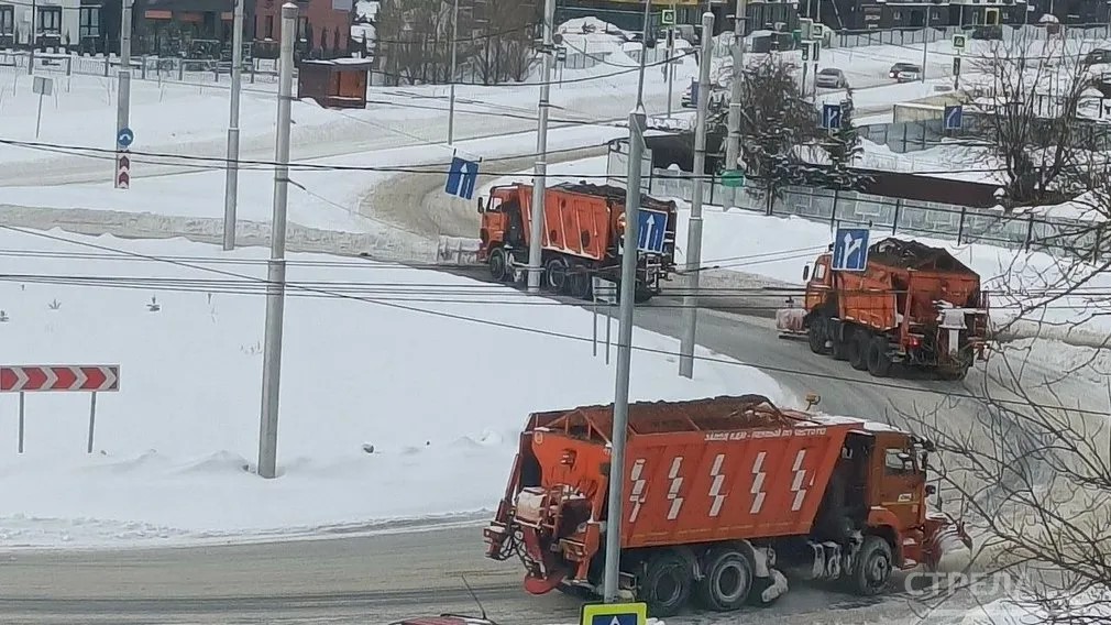 В Брянске сегодня продолжается уборка снега