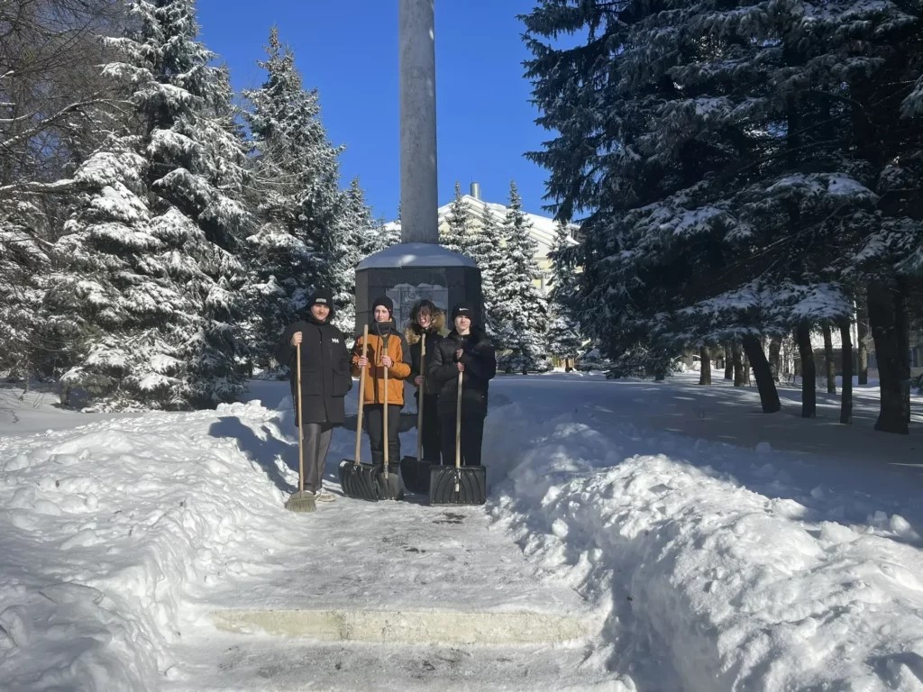Брянские школьники взяли шефство над памятником