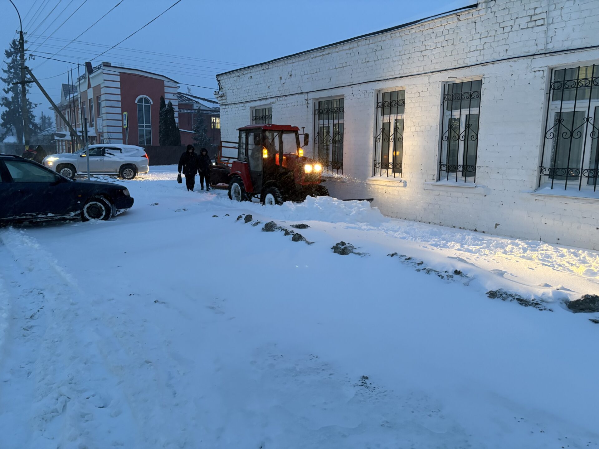В Погарском районе устраняются последствия метели