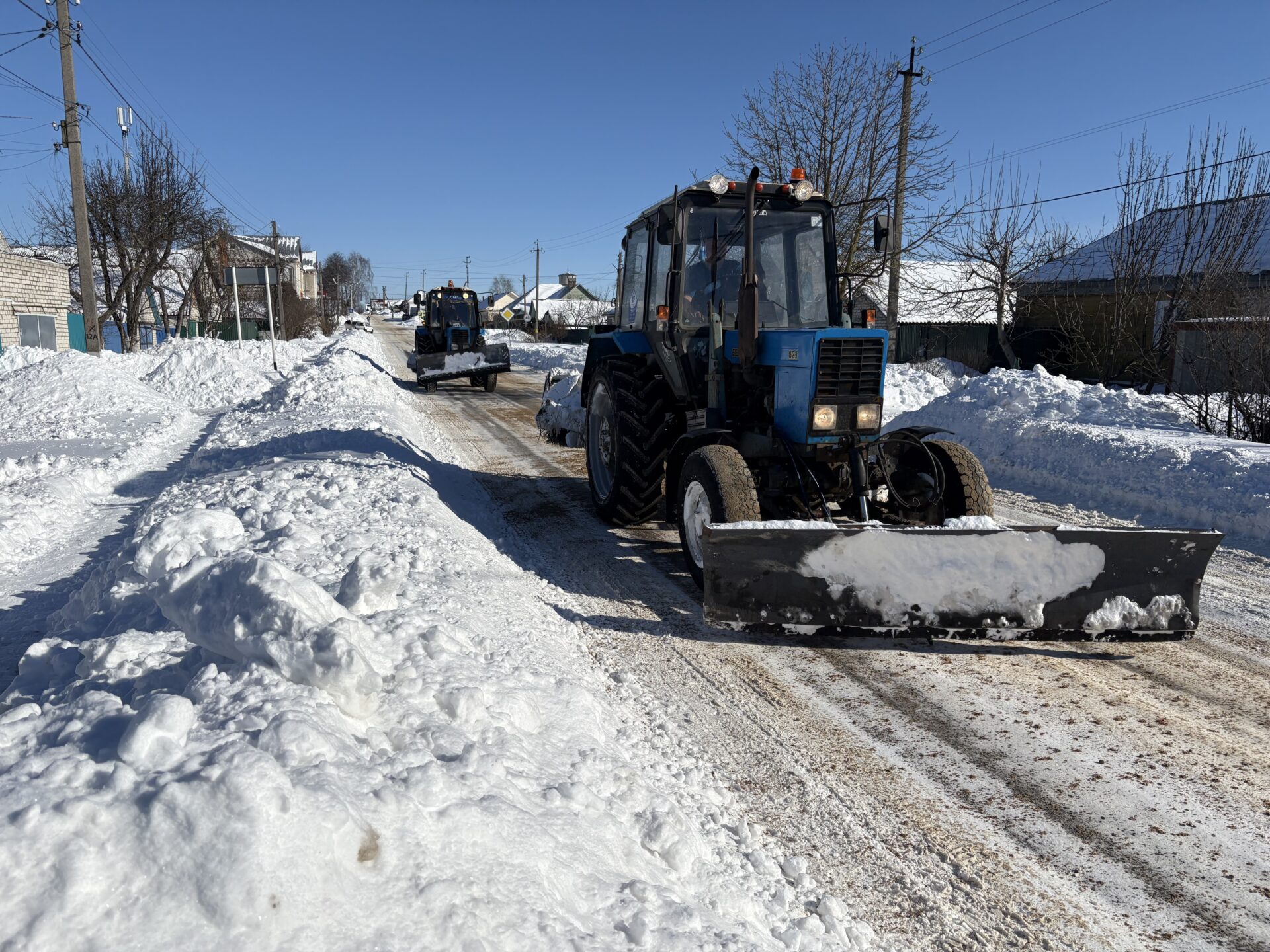 В Погарском районе устраняют последствия снегопада и метели