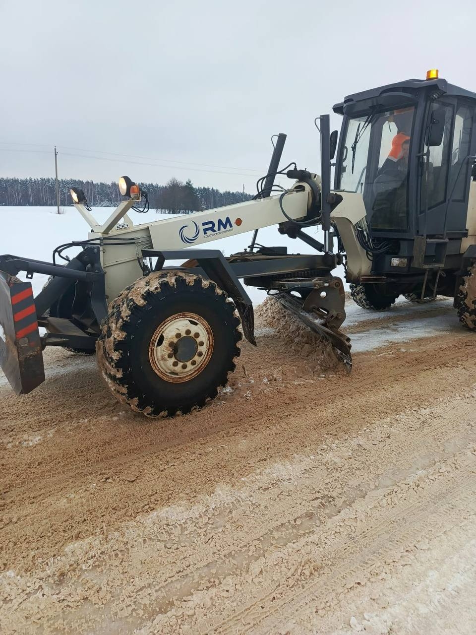 Работа по очистке и обработке автодорог Брянской области продолжается