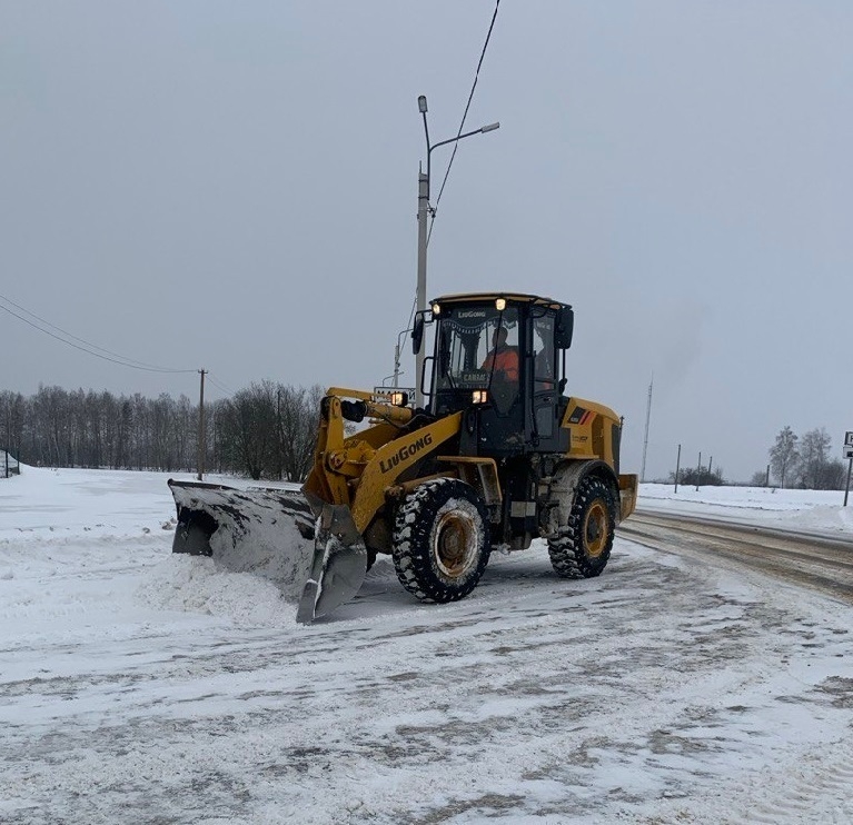 На Брянщине продолжается работа по очистке и обработке дорог после снегопада