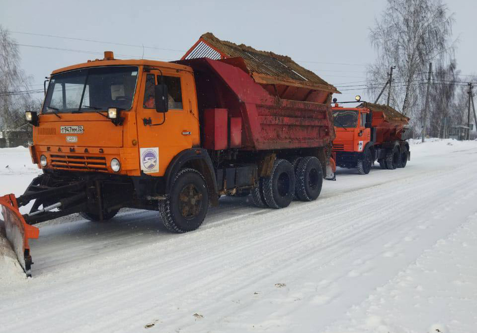 В Брянской области ведется очистка и противогололедная обработка дорог