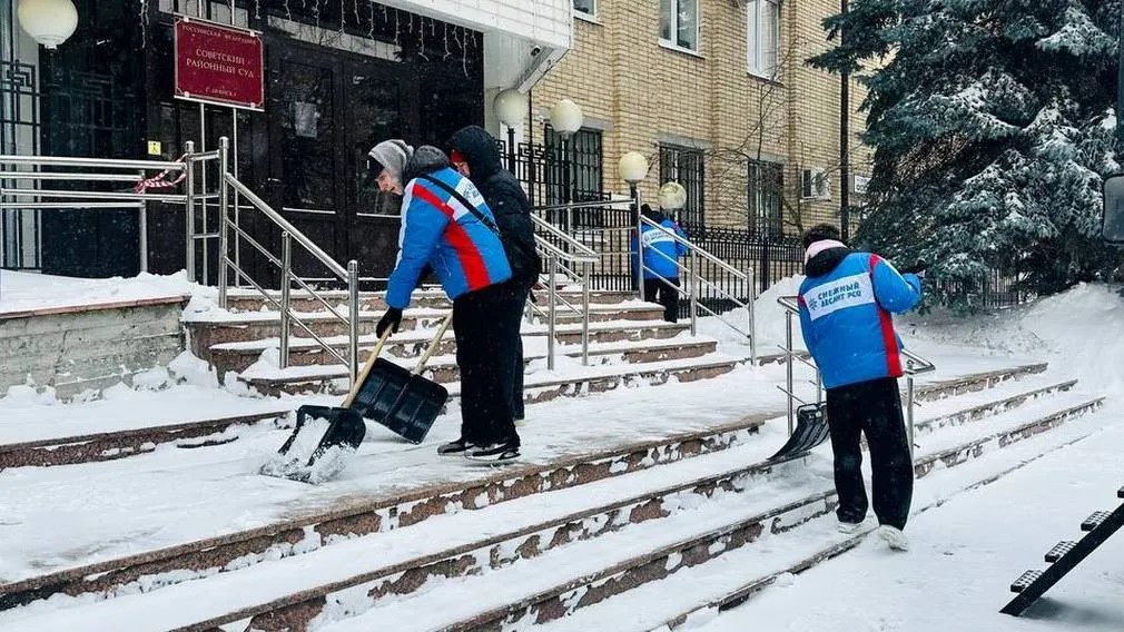 В Брянске дорожникам и коммунальщикам помогает «Снежный десант РСО»
