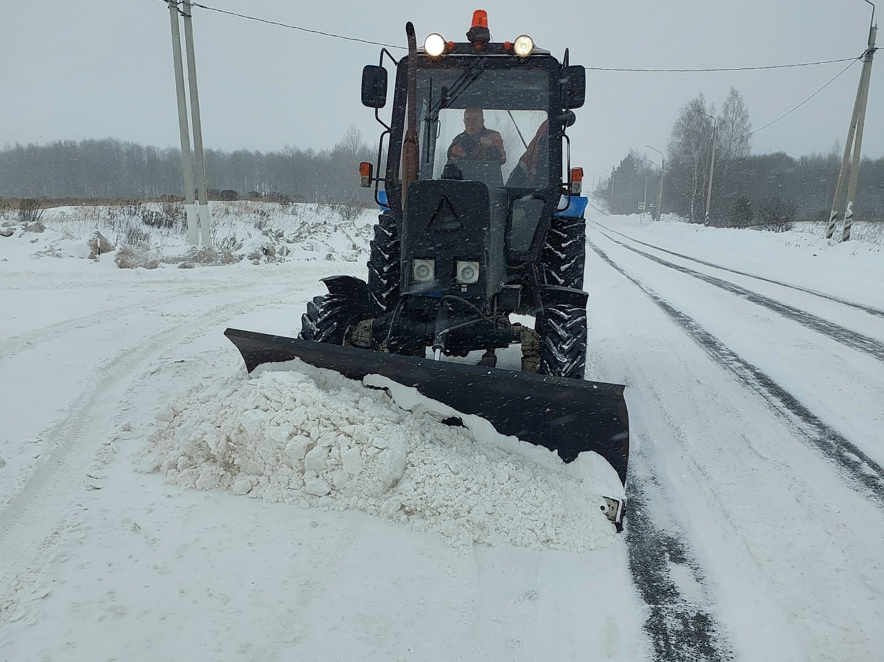 В Брянской области продолжается очистка от снега и обработка песко-соляной смесью автодорог