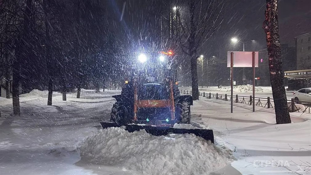 Брянские дорожники работают в ночную смену