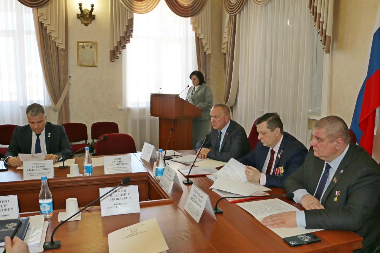 Вопросы, касающиеся помощи ветеранам и участникам СВО, обсудили в Брянске