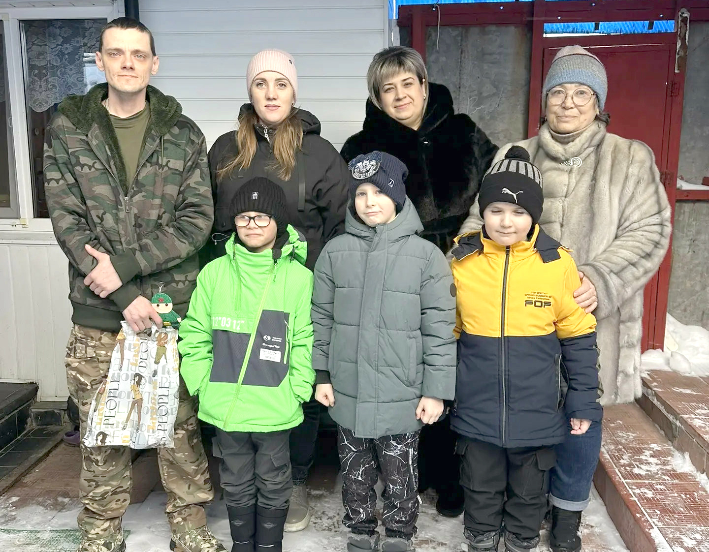 Сотрудники соцобслуживания Погарского района приняли участие в акции «Тепло для героя»