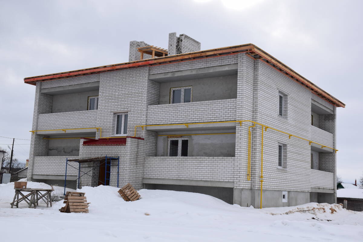 Ключи от 14 квартир вручили в Климовском районе детям-сиротам