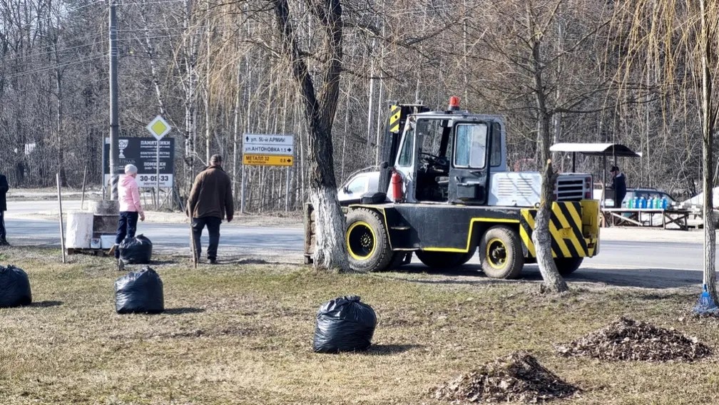 Участие в городском субботнике в Брянске приняли 196 человек и 74 единицы техники