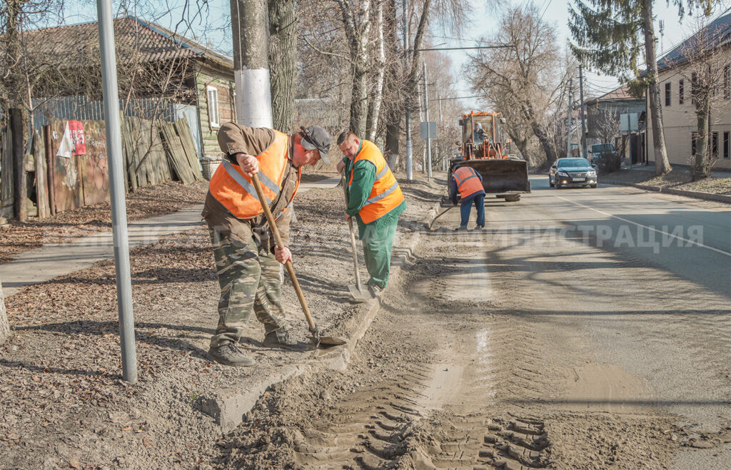 Дорожники чистят и моют улицы Брянска