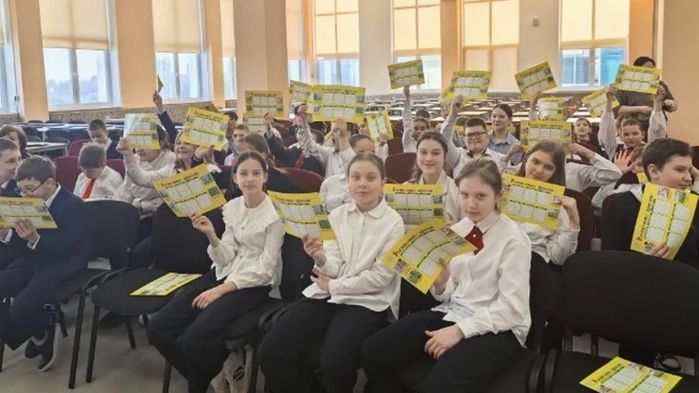 Брянские энергетики напомнили школьникам о правилах электробезопасности (6+)