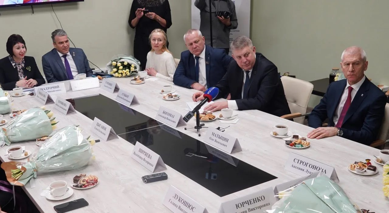 Губернатор Брянщины провел встречу с матерями и вдовами героев региона