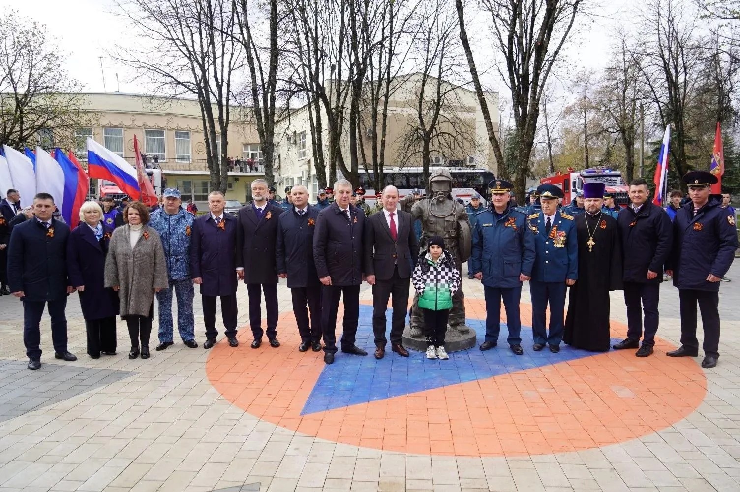 Памятник Огнеборцу открыт в Брянске в День пожарной охраны